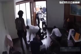 蔡男與詹女載送民眾至桃園機場搭機赴柬埔寨遭逮。（圖／翻攝畫面）