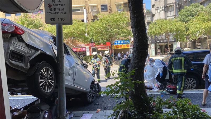 新／北市轎車爆衝...騎士送醫不治