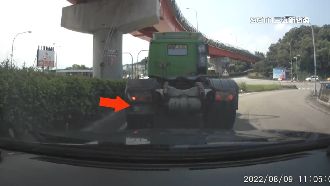 掛變造塑膠車牌上路！遭警鷹眼識破