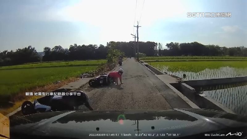 雨後「會車」騎士慘摔　居民怨：爛路