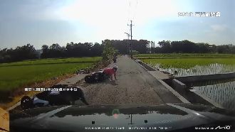 雨後「會車」騎士慘摔　居民怨：爛路