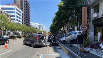 轎車高速衝人行道　追撞8車騎士慘死