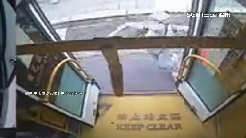 刷卡下公車「秒回頭」　女遭車門撞倒