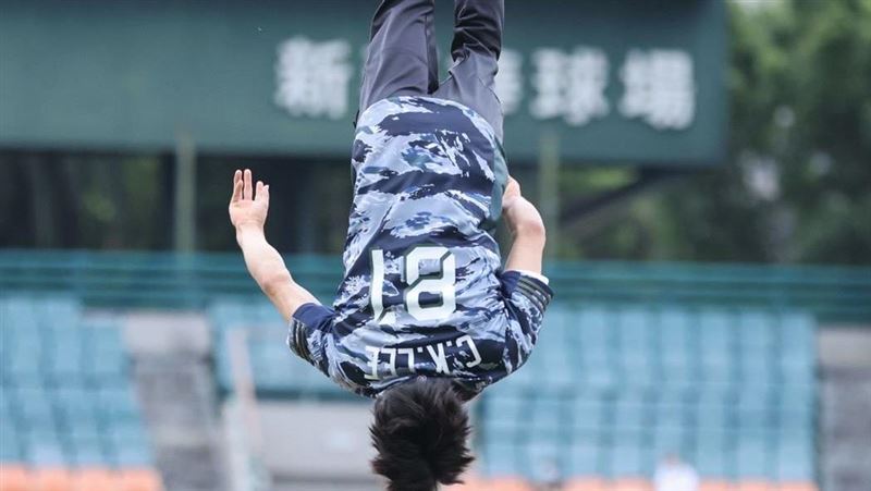 李智凱後空翻幫悍將開球　喜歡陳金鋒