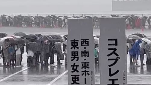 日漫畫展遇颱風　上千人頂風雨畫面曝