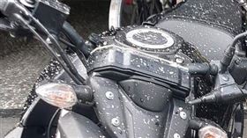 紙錢灰燼散落在機車上。（圖／翻攝自爆廢公社臉書）