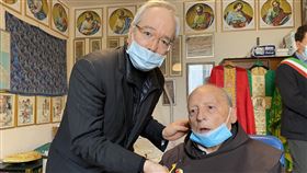 義籍神父伏迺樂 見駐教廷大使艱吐三字愛台灣曾來台奉獻30餘年的義大利籍神父伏迺樂（右），返回南義家鄉萊切養老，因年邁生病幾乎無法言語，但見到駐教廷大使李世明（左）仍激動地以單字表達他對台灣的愛。（駐教廷大使館提供）中央社記者黃雅詩羅馬傳真  109年11月10日