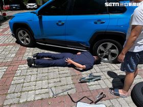 警「輾頭」照超驚悚！內幕曝民眾讚爆（圖／翻攝畫面）