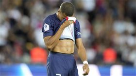 要隊友傳球被無視，姆巴佩（Kylian Mbappe）當場鬧脾氣。（圖／美聯社／達志影像）