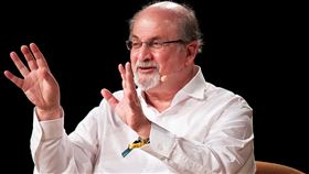 經紀人透露，魯西迪病情好轉，現在已可說話了。（圖／路透社／達志影像）