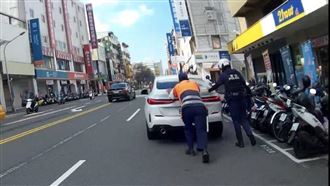 她BMW汽油耗盡熄火　專家教你預防