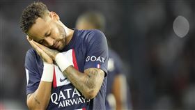 ▲巴西天王內馬爾（Neymar Jr.）大玩柯瑞（Stephen Curry）晚安手勢。（圖／美聯社／達志影像）