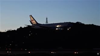 畫面曝光！美軍行政專機降松山機場