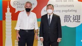 外交部常務次長俞大㵢在桃園機場迎接參院外委會亞太小組主席馬基。（圖／外交部提供）
