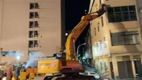 高雄路面塌陷7棟成危樓（圖／翻攝畫面）
