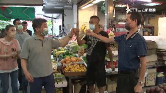 獨／陳時中新戰袍？掃街拜票都穿這件