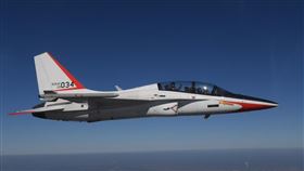 知情人士表示，韓國空軍黑鷹特技飛行表演隊T-50教練機，在結束他國表演行程後，預計18日上午過境高雄小港機場加油整補後返韓。（圖／翻攝自facebook.com/MNDKOR）
