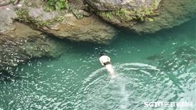 夏日戲水/野溪/玩水/夏天(翻攝畫面)