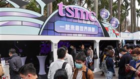 台積電前進台大參加校園徵才博覽會（2）台積電5日前進台大校園，參加校園徵才企業博覽會，透過現場擺設攤位提供職涯諮詢，廣徵對半導體具高度熱忱的人才。中央社記者鄭清元攝  111年3月5日