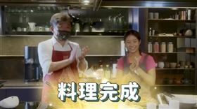 陳時中與「小小頂級廚師美國版」第八季冠軍朱如茵（Liya）一起做菜（圖／翻攝自陳時中YT）