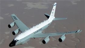 據南海戰略態勢感知計畫，解放軍軍演的第2天，美軍調派至少7架偵察和早期預警機在台灣海域附近，包括監視共軍飛彈試射的偵察機RC-135V（圖）。（圖／翻攝自美國空軍網頁www.af.mil）
