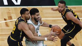 ▲上季總冠軍賽，泰坦（Jayson Tatum）與柯瑞（Stephen Curry）展開激烈交鋒。（圖／美聯社／達志影像）