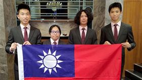 台灣參加2022年第34屆國際資訊奧林匹亞競賽，自印尼傳來捷報，總計獲得2金2銀。圖左起為金牌得主劉恩溢、侯欣緯及銀牌得主劉澈、賴昭勳。（圖／教育部提供）