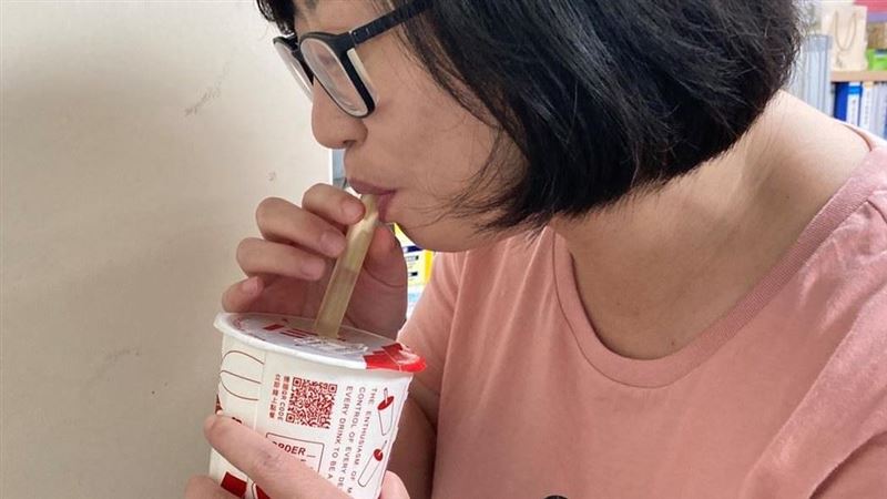 喝手搖飲要小心！有人誤吞「這一片」