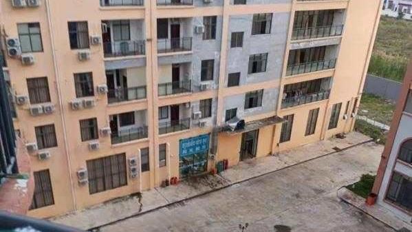 柬埔寨男逃跑　當街遭3男刀狂刺槍殺