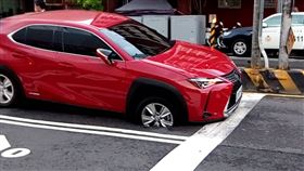 台南,豪大雨,掏空,路面,轎車,下陷