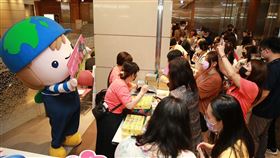 圖說一：全球人壽結合石虎米與台灣藍鵲茶專案，透過「愛的超熱血」活動將義賣所得全數捐助忠義基金會，形成善的循環。（圖／全球人壽提供）