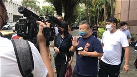 ▲聯電宣明智的兒子宣昶有在保鑣護送下，坐上車離開台北地方法院。（圖／實習記者蔡余婕攝）