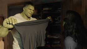  《律師女浩克》塔提阿娜瑪斯蘭尼、馬克魯法洛。（圖／Disney+提供）