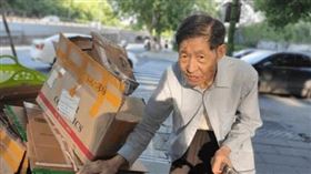 90歲王坤森大學教授退休後，為了資助貧寒學生深夜出門拾荒。（圖／翻攝自網易）