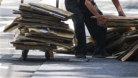 立委籲放寬打工族紓困補貼  勞動部將公布新方案疫情衝擊民生，有立委認為勞動部應放寬打工族紓困補貼認定，勞動部回應表示，會納入各界意見並研擬方案，預定7日公布。圖為民眾在豔陽下做資源回收，口罩戴緊緊。中央社記者鄭清元攝　110年7月6日