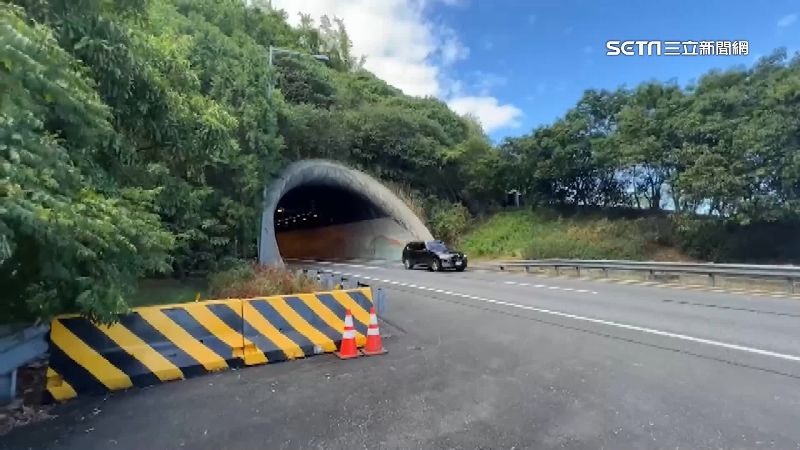 雪隧開放救災車輛申請通行。（資料照）