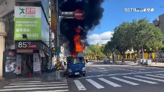 載滿電器貨車突起火！濃煙瀰漫街道