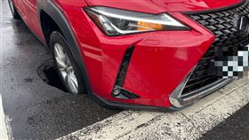 台南,豪大雨,掏空,路面,轎車,下陷