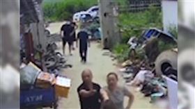 丈夫撂人衝進妻子娘家打死岳父。（圖／翻攝微博／中國新聞周刊）