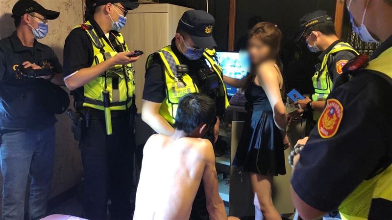 臨檢只見嫖客　警一蹲驚見小姐躲牆內