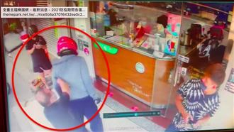 熊貓取餐擋到車　阿北球桿攻擊被逆轉