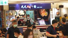 無薪假人數減逾2600人　近7成為住宿餐飲業勞動部8日更新減班休息（無薪假）統計，這期的實施人數較上期減少2634人，其中近7成為住宿餐飲業。圖為台北車站二樓美食廣場。中央社記者徐肇昌攝  111年8月8日