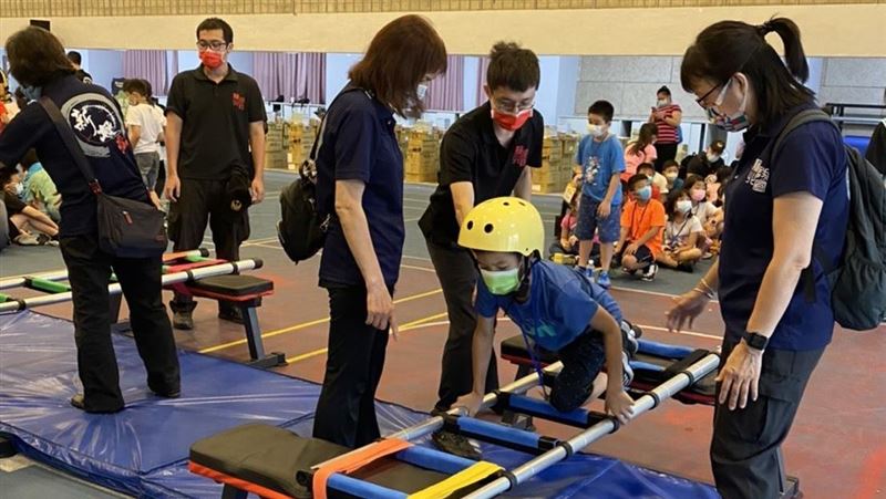 新北消防夏令營！學童放電闖關學知識