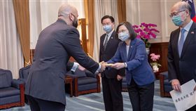 蔡英文總統今（16）日上午接受宏都拉斯共和國新任駐台特命全權大使布羅德（Harold Burgos）呈遞到任國書。（圖／總統府提供)