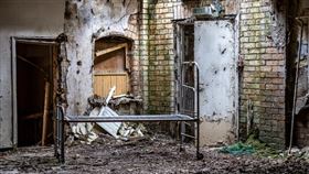 英國一位26歲的攝影師，專門去探索、拍攝廢墟的照片，近日他因為在一座1997年被廢棄的醫院裡，拍攝到一組略顯驚悚的照片而在網路上走紅，照片中不僅有破敗的醫院，還有一隻雙眼流下「藍色眼淚」的洋娃娃。
圖/urbexhub.com/