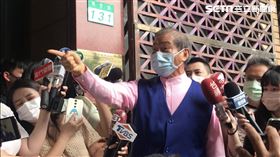 ▲張安樂和統促黨幹部，赴台北地檢署對刑事局、內政部長徐國勇提告瀆職、妨害名譽。（圖／實習記者蔡余婕攝）