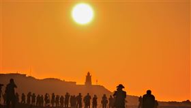 絕美極北懸日來了！富貴角燈塔提前開燈　最佳追日地點曝,交通部提供