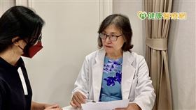 江美麗醫師表示，雷射除毛能從根本解決，例如真空除毛，原理在於毛髮中的黑色素吸收雷射光，產生高熱能，藉此破壞毛髮附近的毛囊，以及毛囊中生產毛髮的細胞，當細胞被破壞後，毛髮的成長速度和粗細都會改變，甚至達到完全無毛的程度。