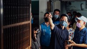 蔣萬安今（16）日拜訪位於大安區的信維整宅。（圖／翻攝自蔣萬安臉書）