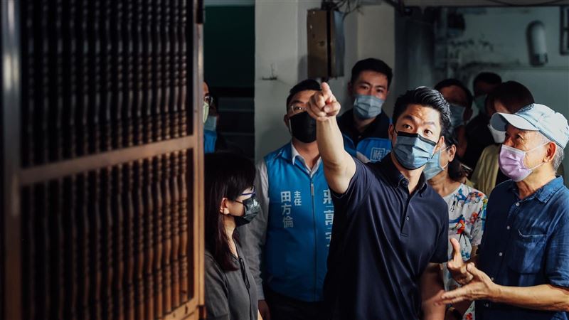 走訪信維整宅　蔣萬安揭長者自囚悲歌